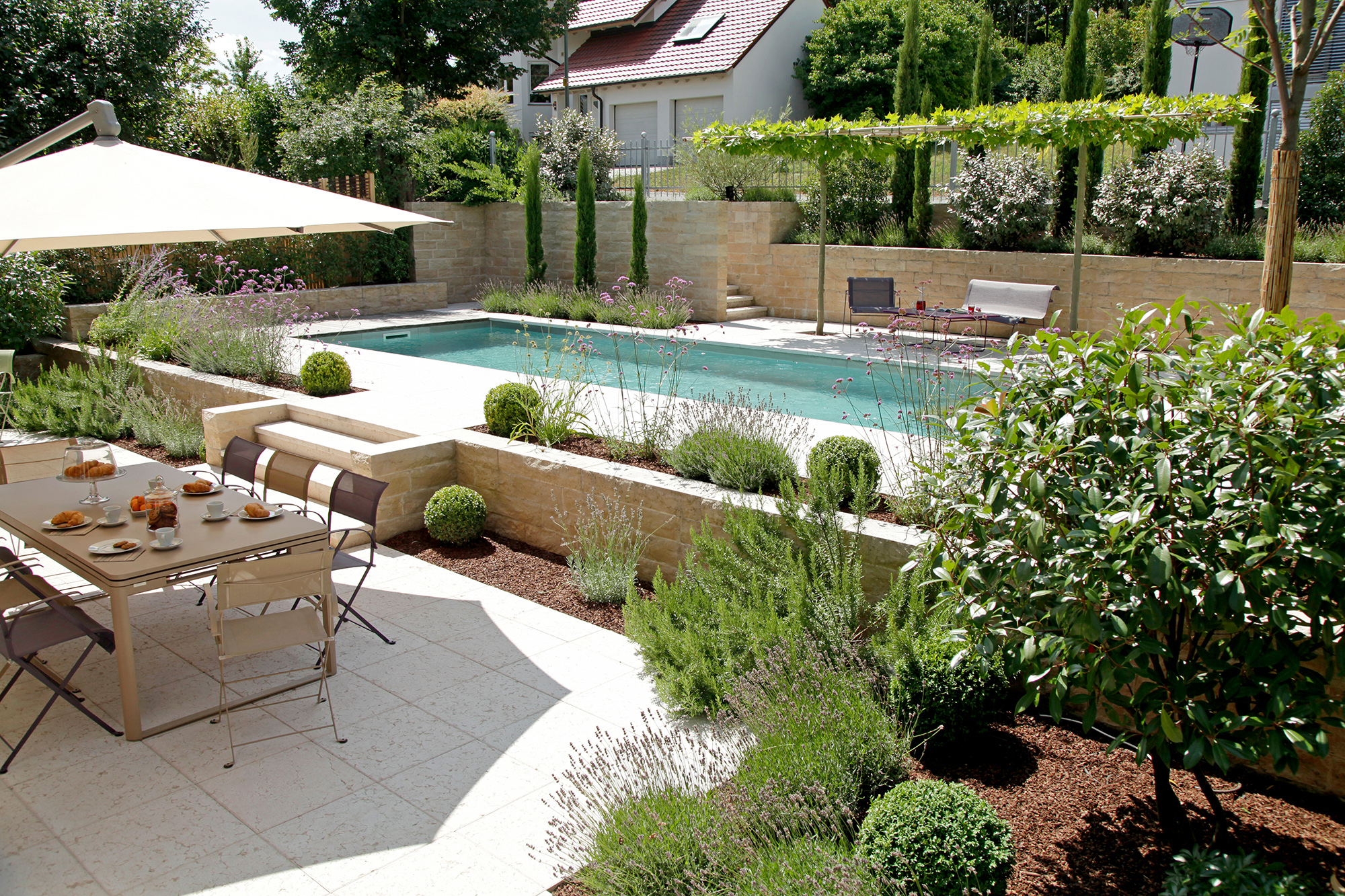 Mediterraner Garten mit Living Pool in Würzburg